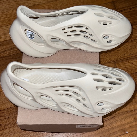 Yeezy Foam Runner RNR RNNR Sand - Picture 3 of 7
